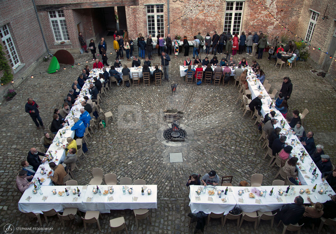 Diner de 100 pers. dans la cour du chateau