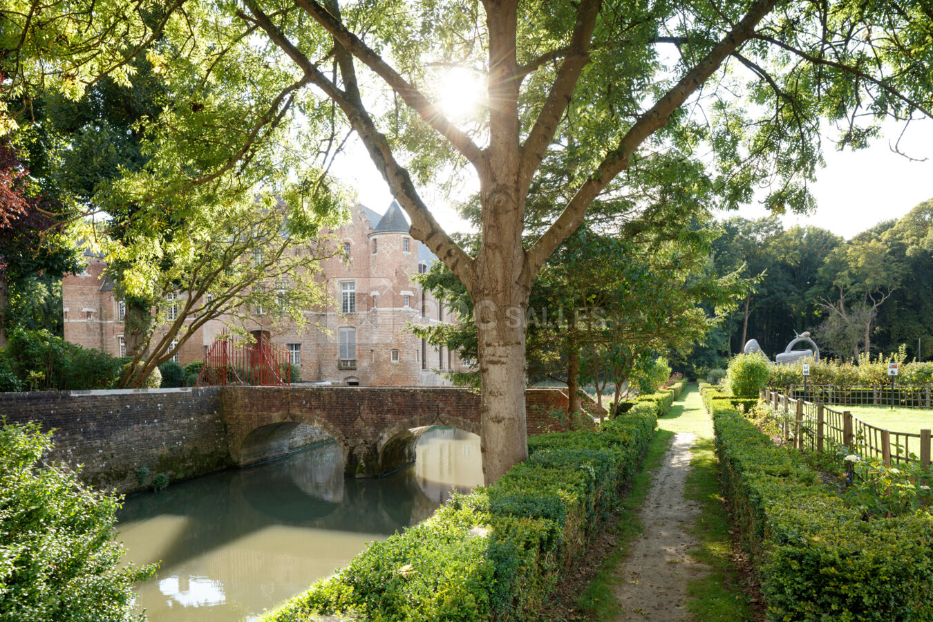Vue sur jardin depuis la place du village
