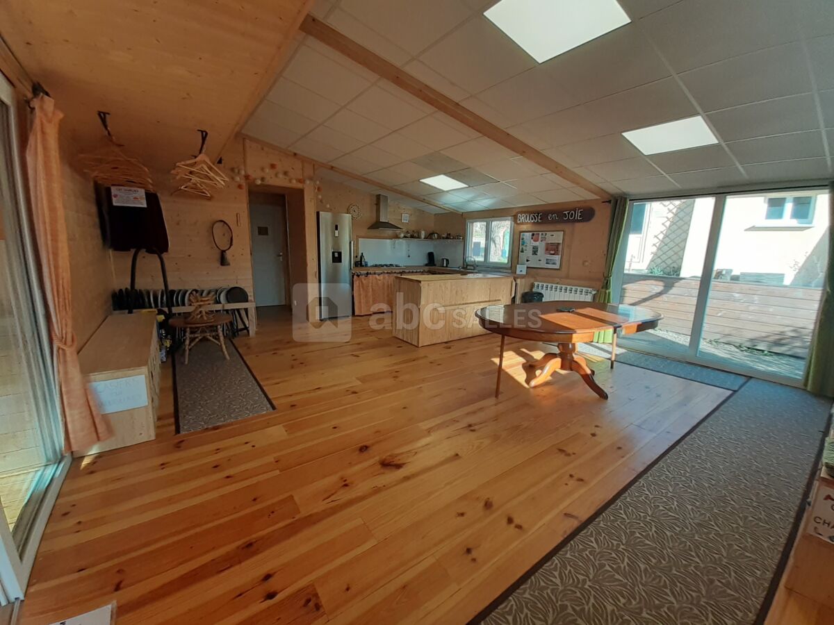 Salle annexe avec cuisine équipée et table à manger