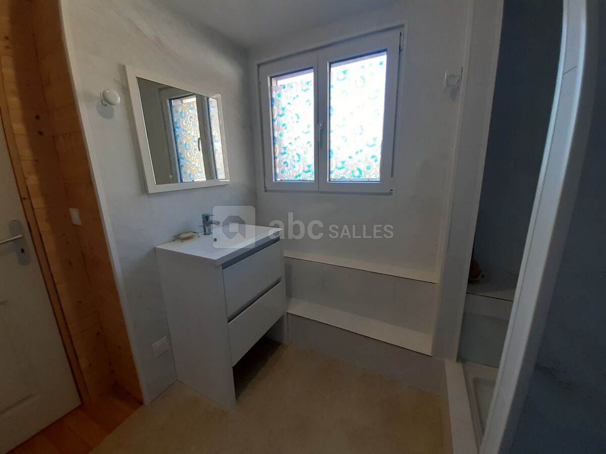 Salle d'eau avec 2 douches