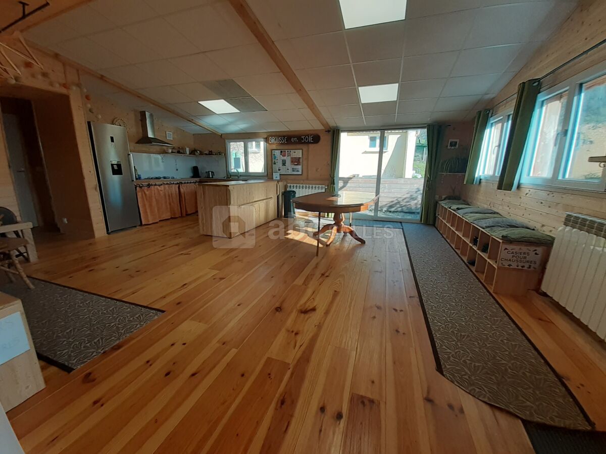 Salle annexe avec cuisine équipée et table à manger