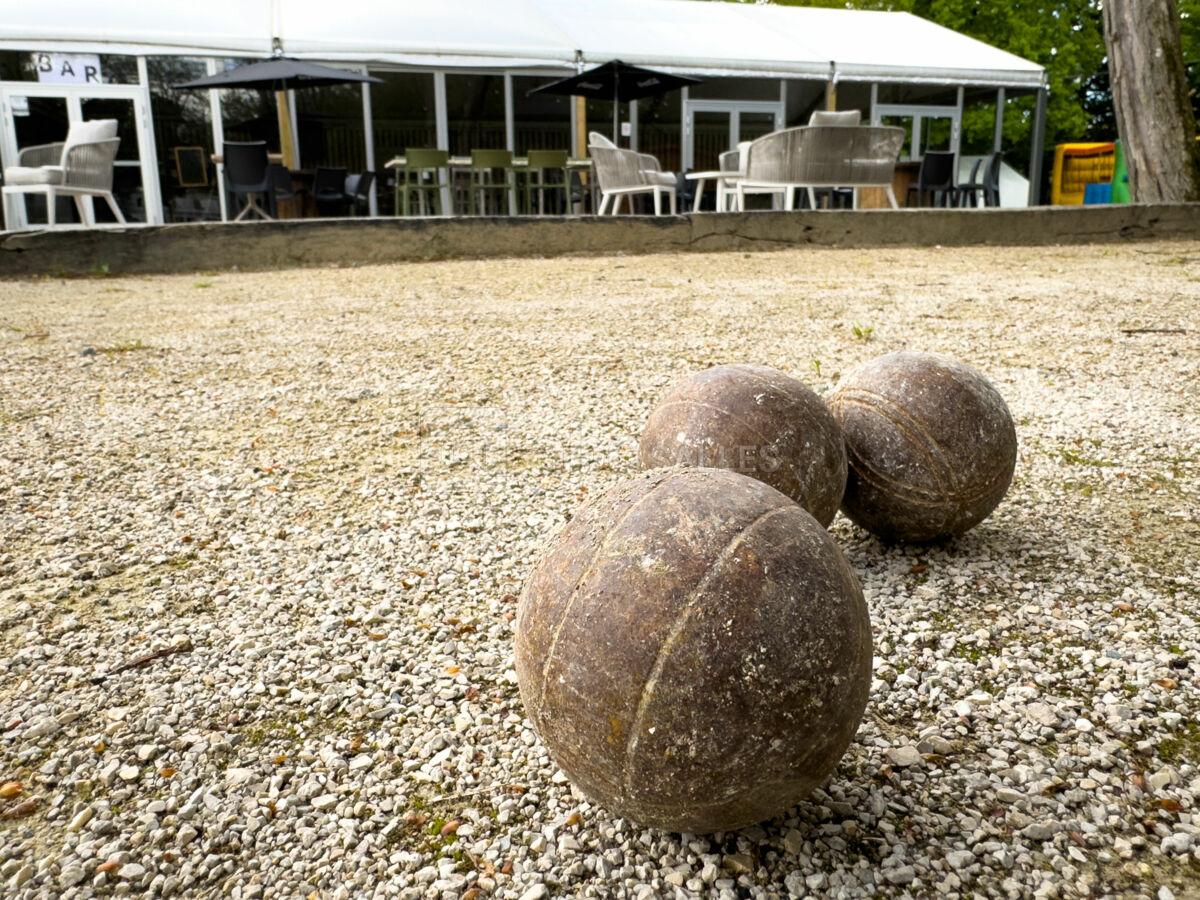 Team building ou loisir : un terrain de pétanque au cœur de l’espace vert