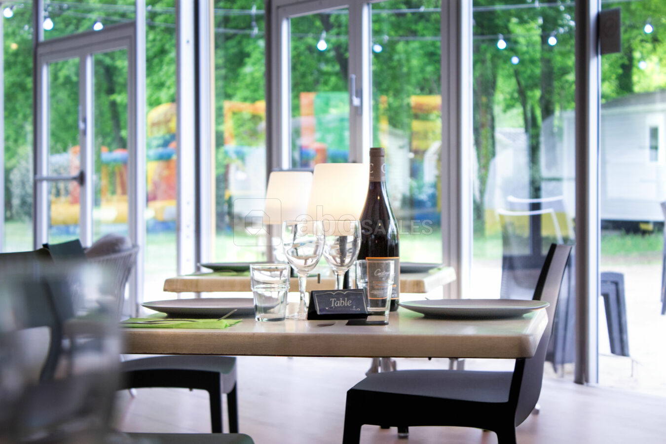 Une salle chaleureuse et conviviale pour vos repas et événements
