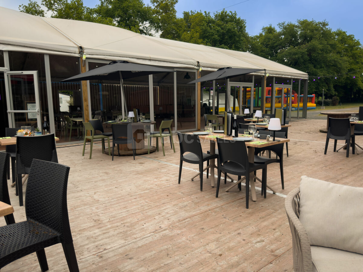 Une grande terrasse modulable pour vos repas, cocktails et soirées