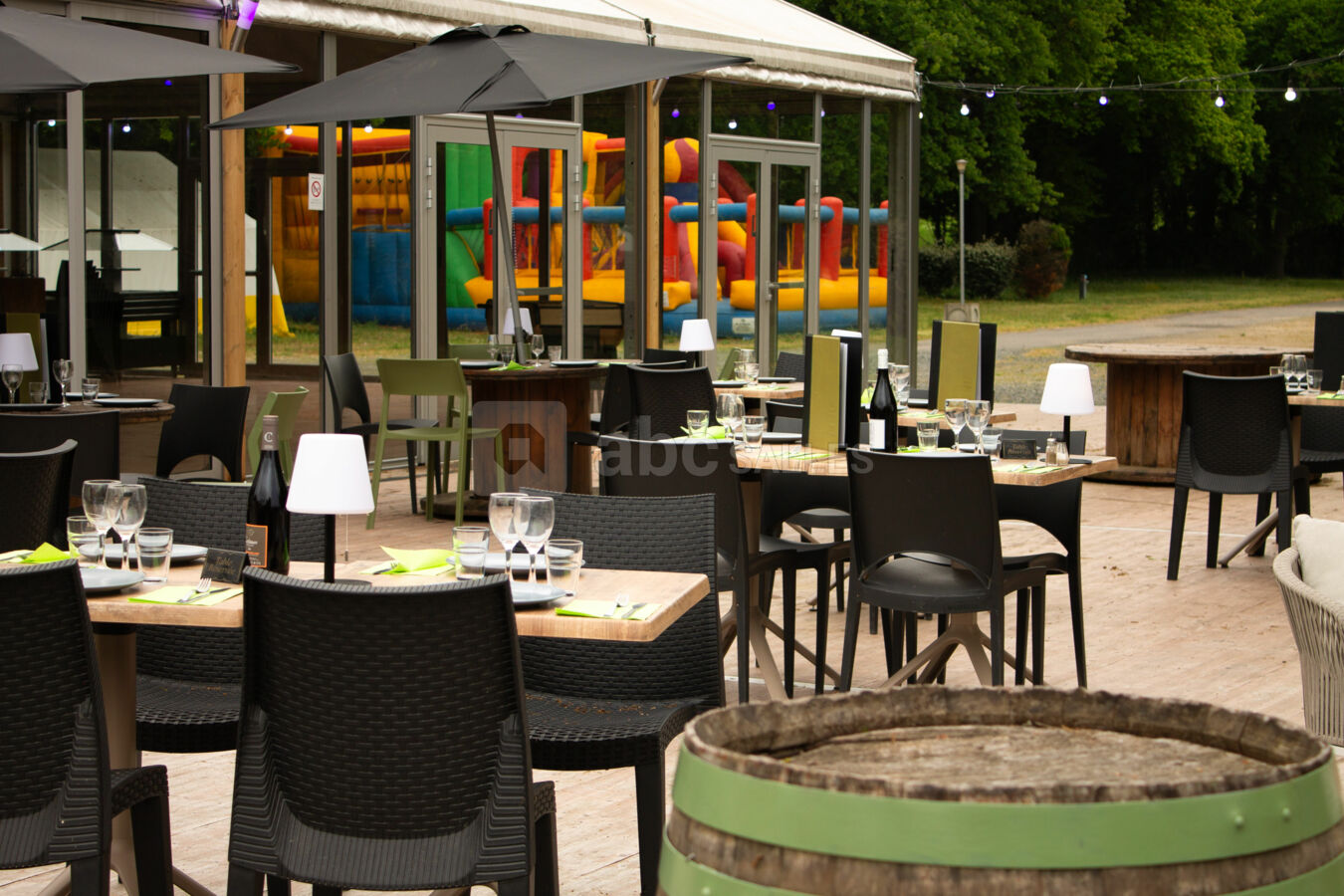 Une grande terrasse modulable pour vos repas, cocktails et soirées