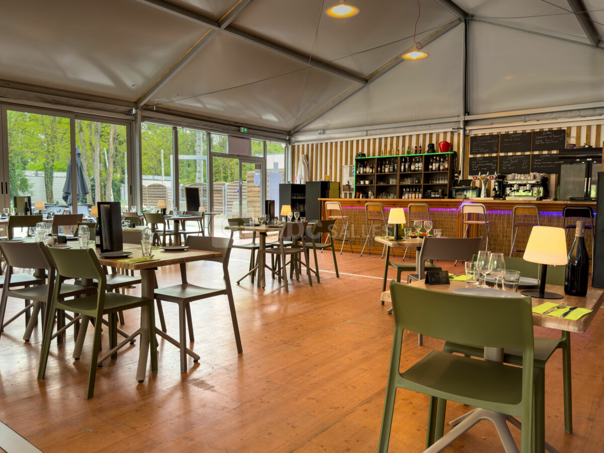 Une salle chaleureuse et conviviale pour vos repas et événements