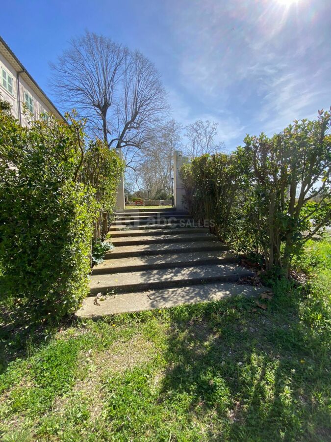 Parking entrée au jardin