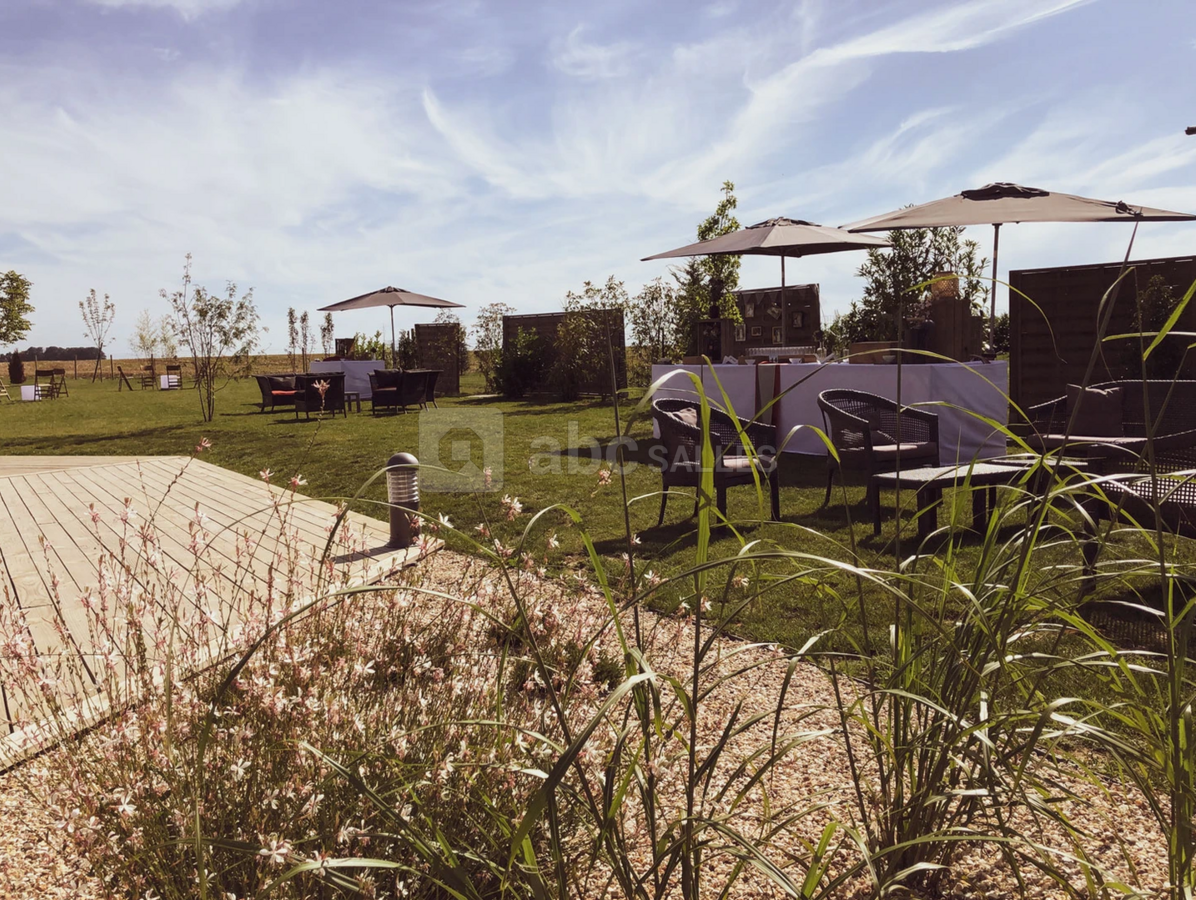 Jardin de 1000m2 et terrasse bois