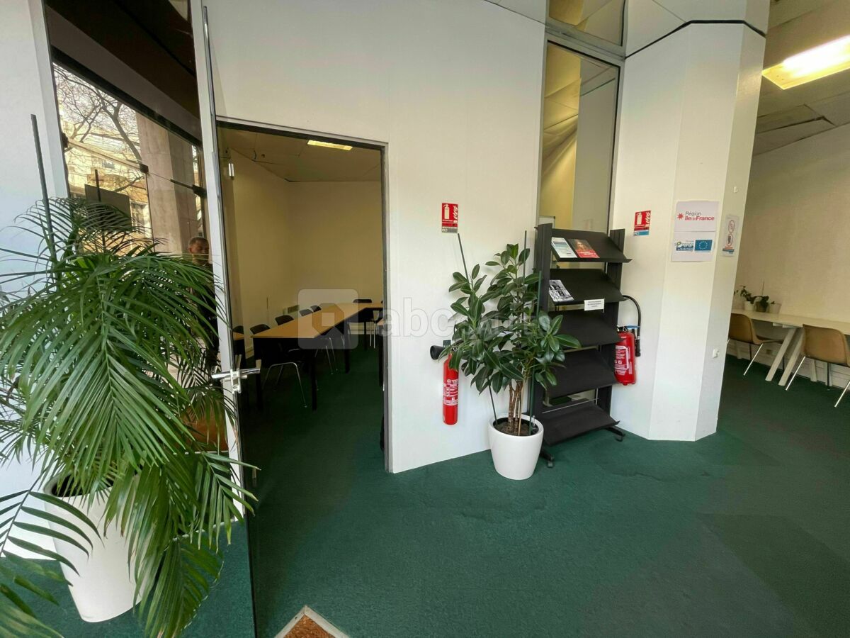 Entrée dans la salle de réunion