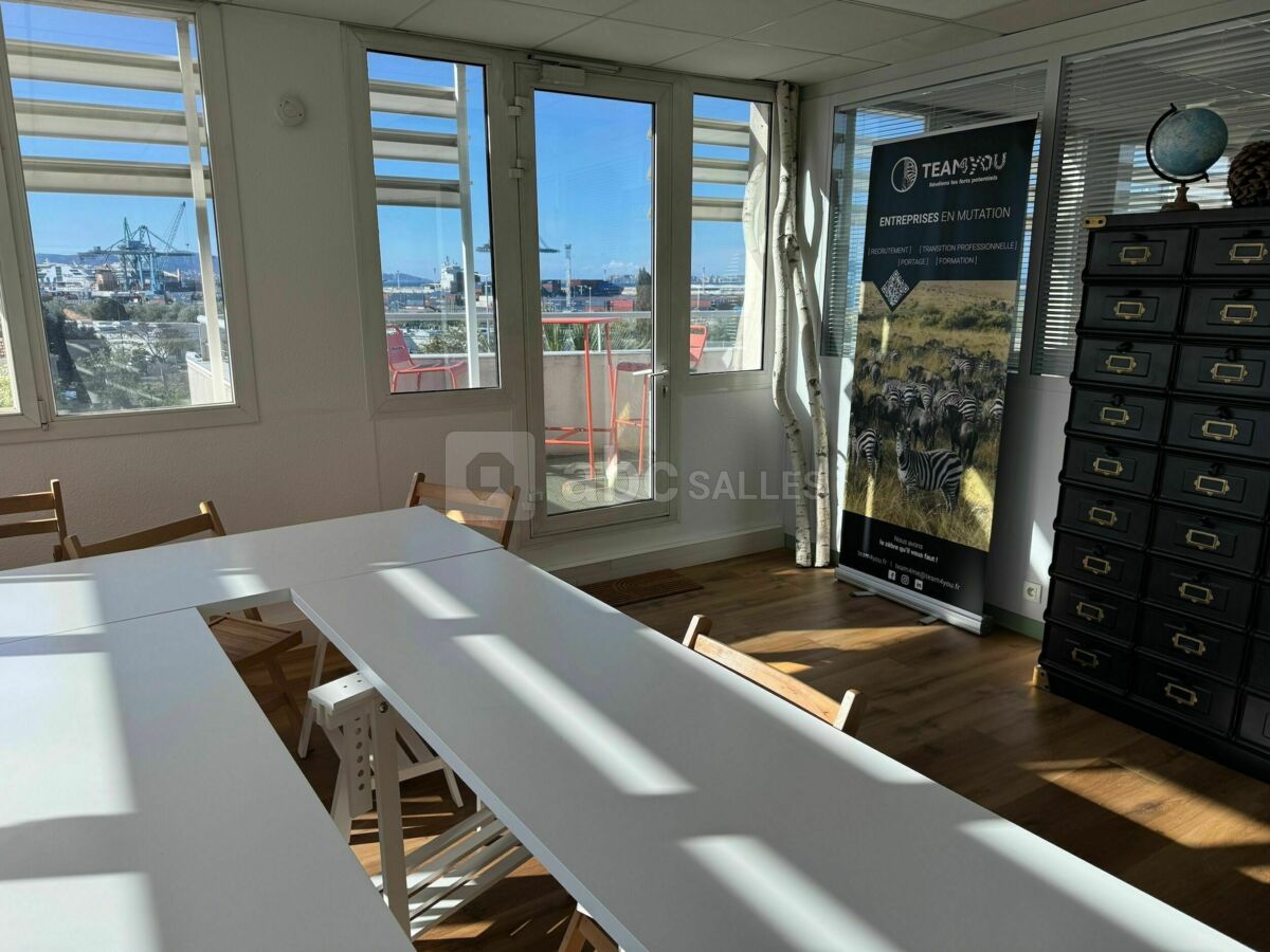 Salle de réunion en U avec accès terrasse