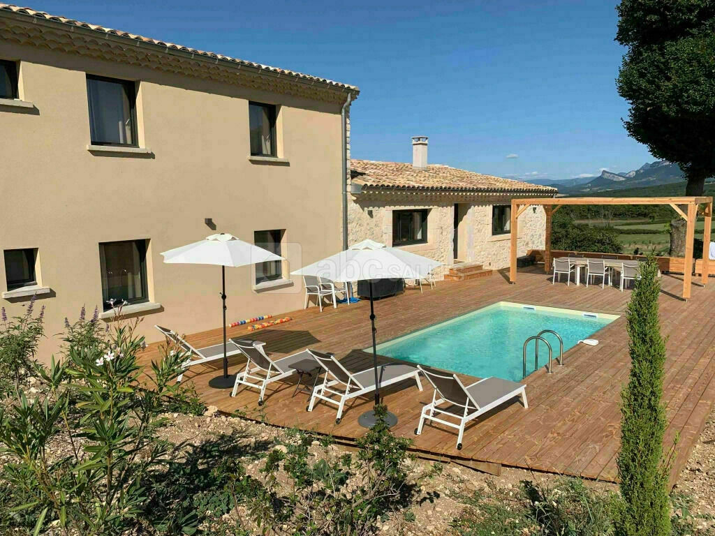 Chant d'Etoile avec sa terrasse et sa piscine