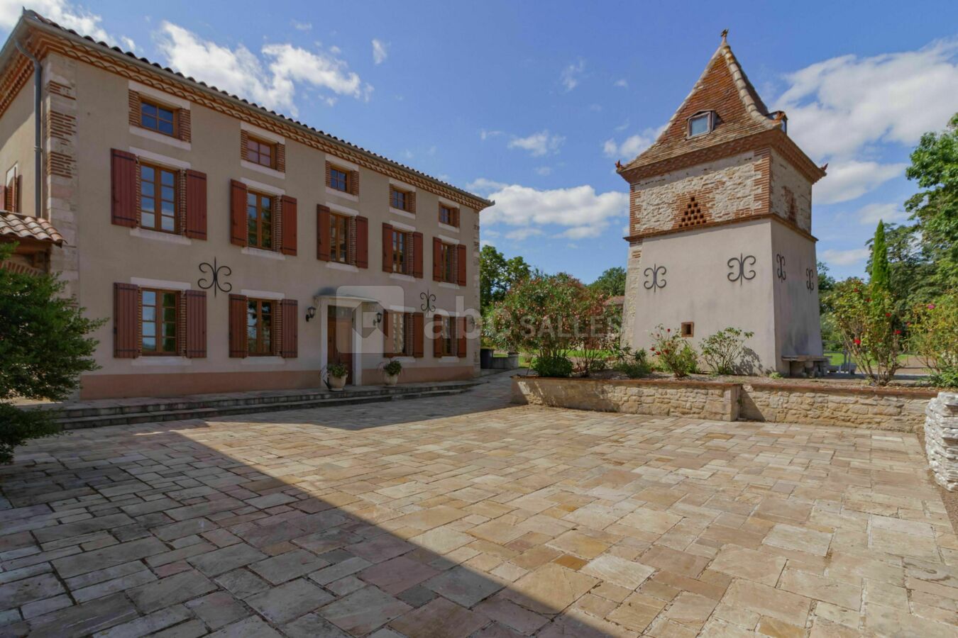 Vue terrasse principale du domaine et du gîte Maison de Maitre