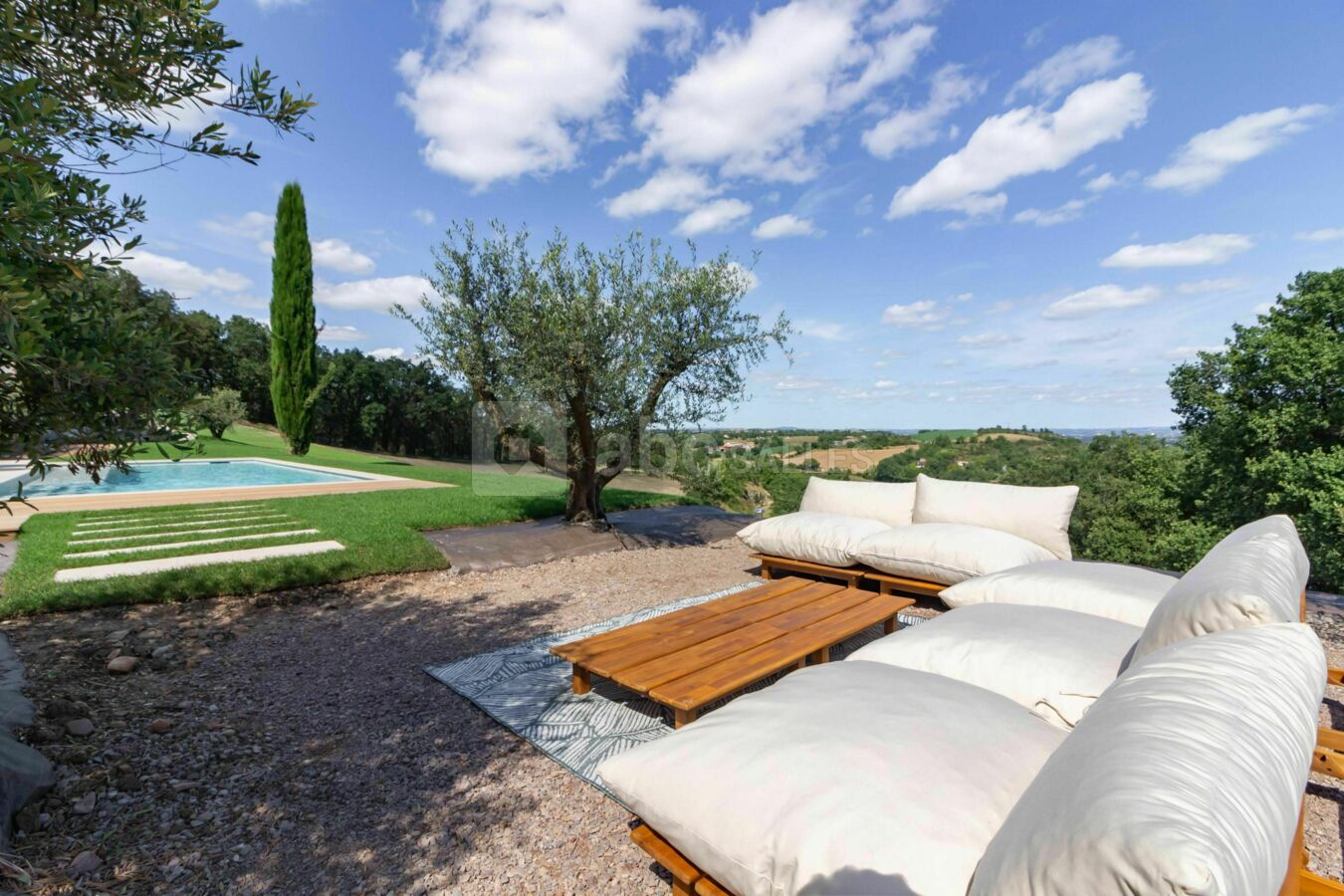 Vue depuis une terrasse annexe de la piscine