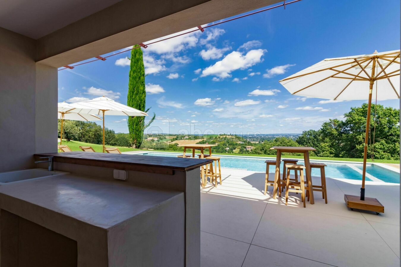 Vue depuis le bar de la piscine