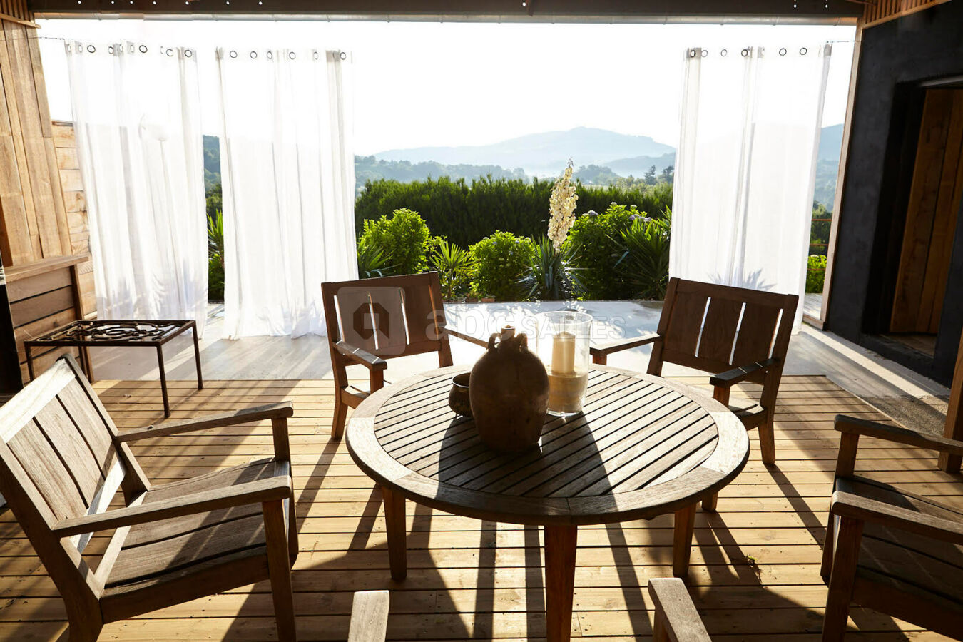 LA TERRASSE COUVERTE AVEC VUE
