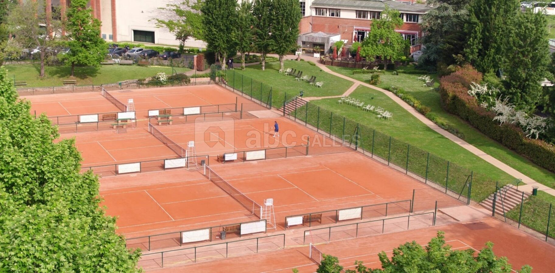 Tennis, jardin et club house