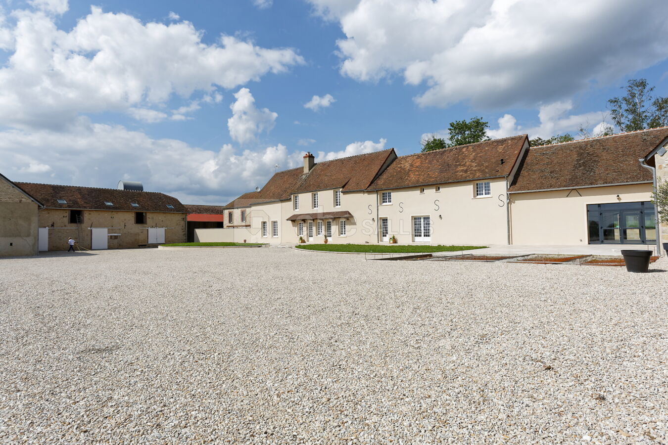 Corps de ferme, vu sur les 2 gîtes et entrée salle de réception