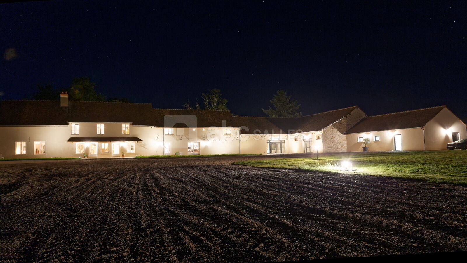Corps de ferme mis en valeur la nuit