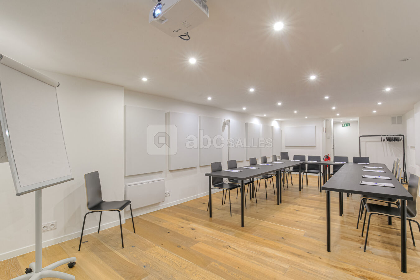 Cette salle de réunion alliant confort, praticité et modernité peut accueillir jusqu'à 18 personnes confortablement avec l'intégralité des équipements nécessaires !