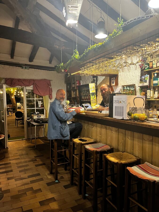 Accueil au bar, qui dessert salle et terrasse