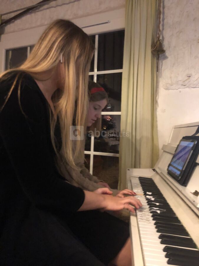 Piano accordé en libre service à l'accueil du restaurant.