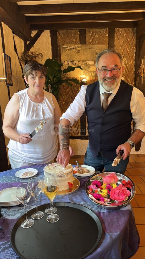 3ème mariage chez mmaamm, découpe de la pièce montée dans la salle de réception