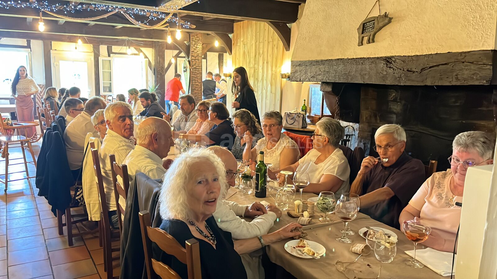 Mariage avec 34 personnes assises.