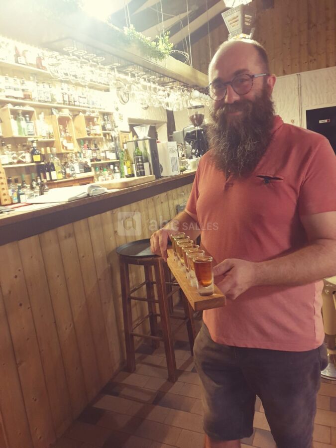 Un bar lumineux avec des boissons locales et des pépites venues du monde entier