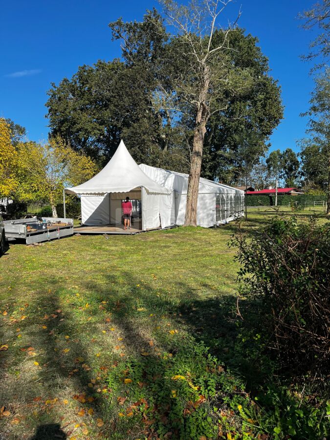 Chapiteau 100 personnes avec espace traiteur au centre du parc arboré