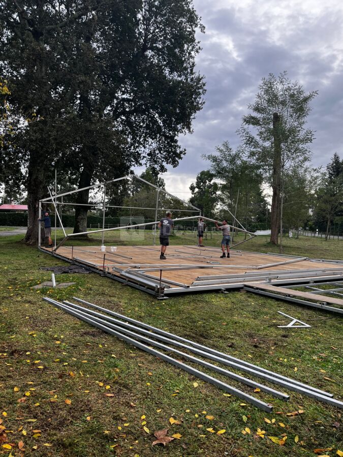 Montage du chapiteau au centre du Parc arboré