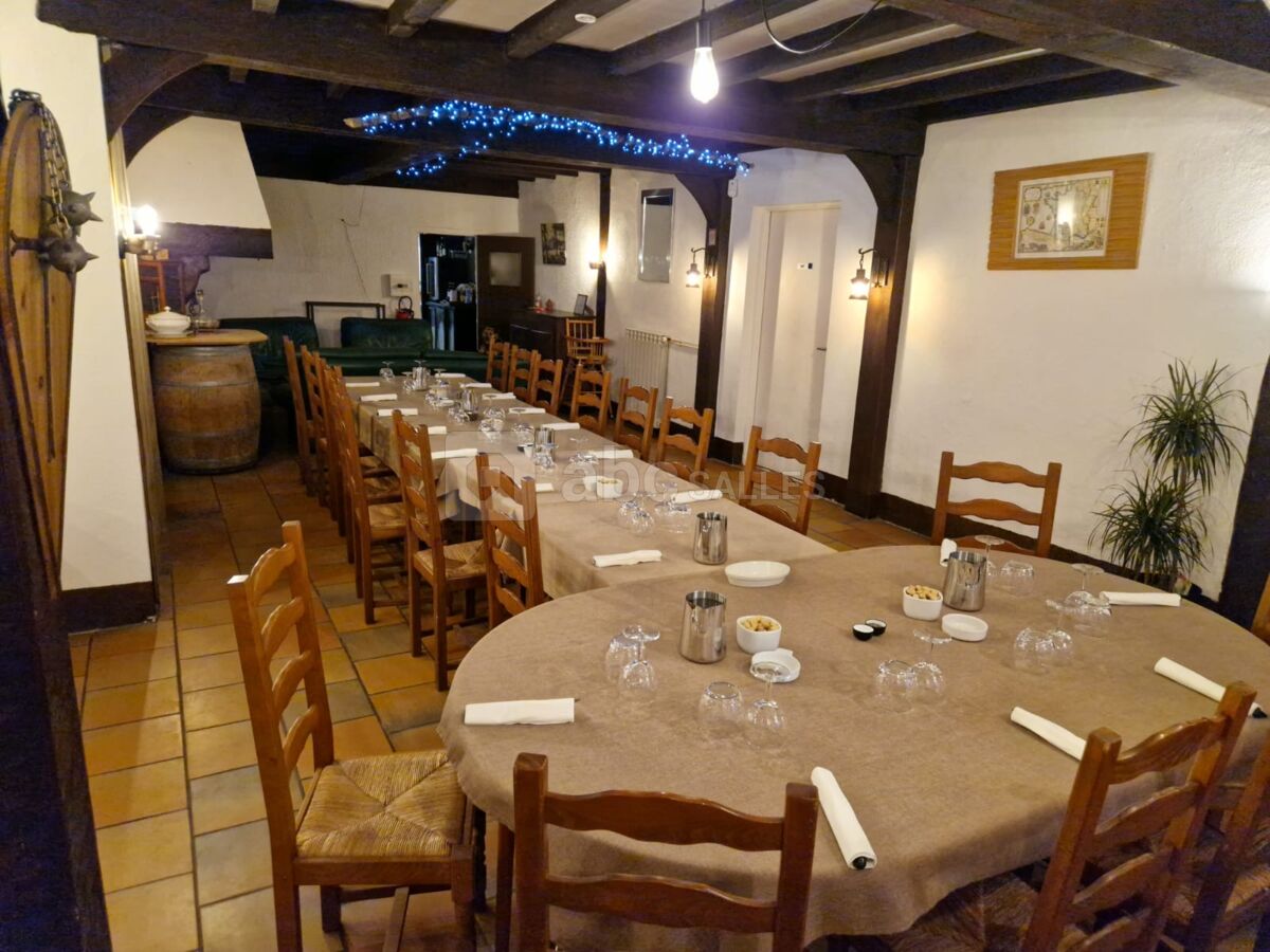 Table ovale des mariés et témoins avec en face les invités.