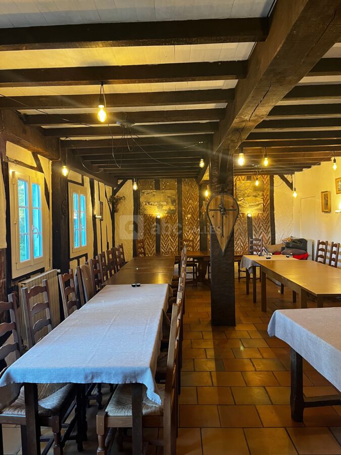 Notre salle en L avec un mur de briquette rouge et une disposition de tables différentes