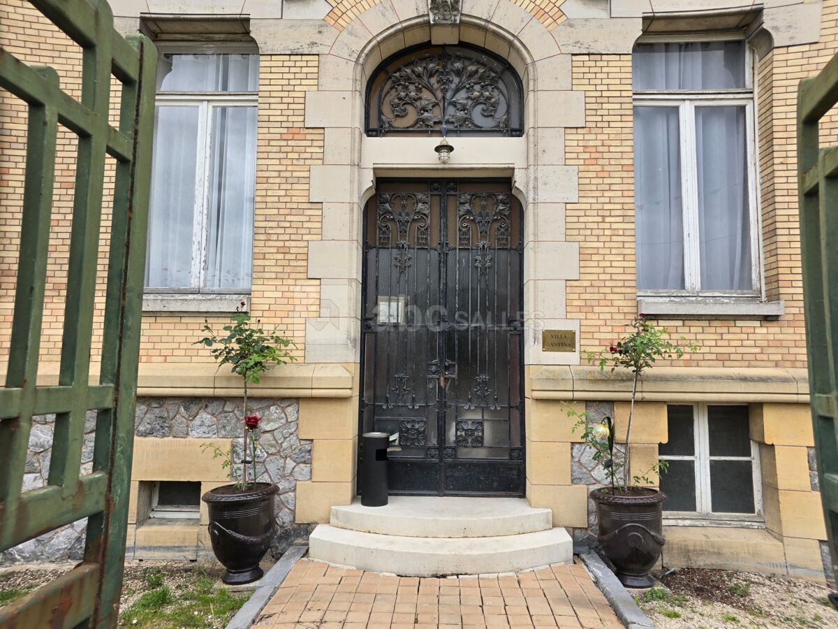 Villa : facade de l'entrée