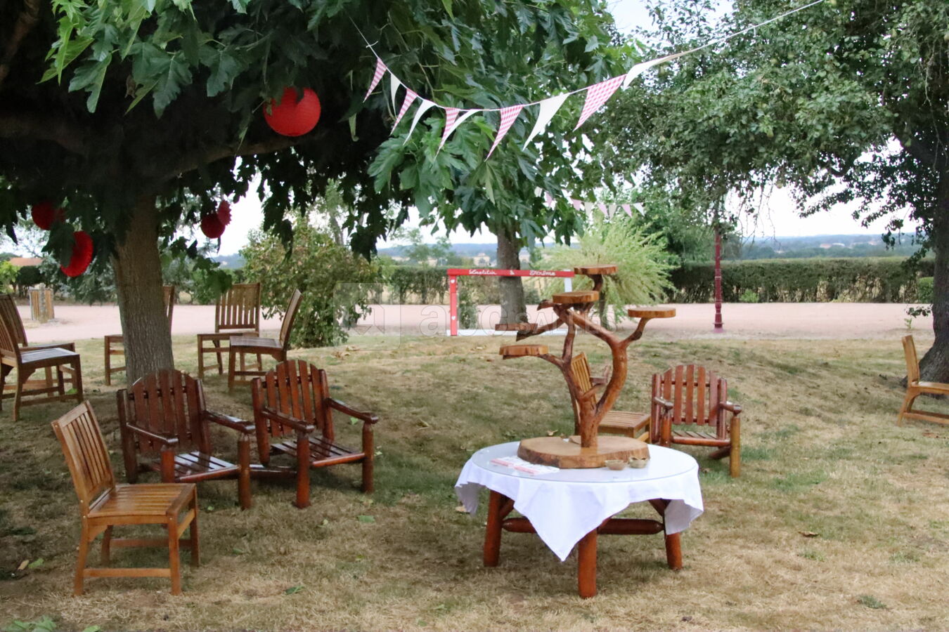 Juste à côté de la terrasse, à l'ombre des arbres pour l'apéritif ou le café