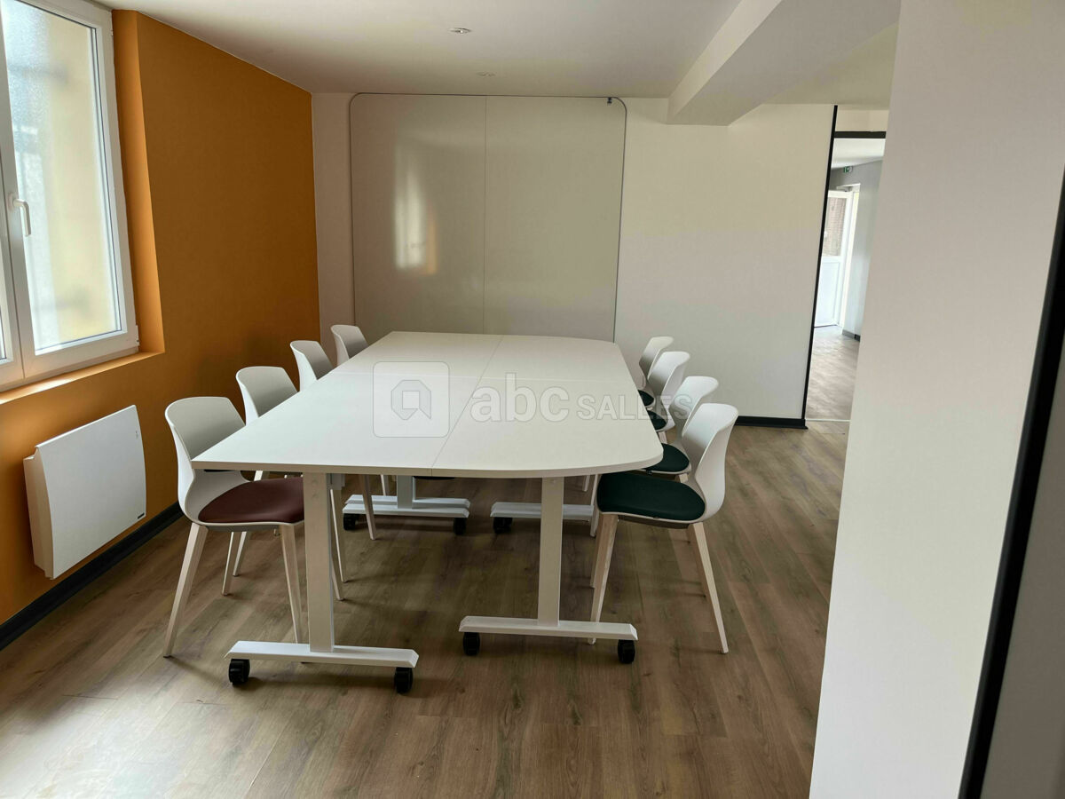 Salle de réunion capacité 20 personnes équipée tableau blanc + téléviseur connecté