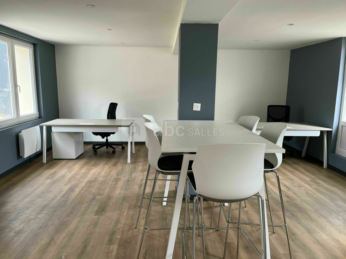 Bureaux partagés 3 bureaux avec caissons à clé et une table haute 5 chaises