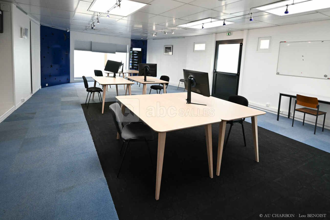 Coworking - Salle de travail avec écrans