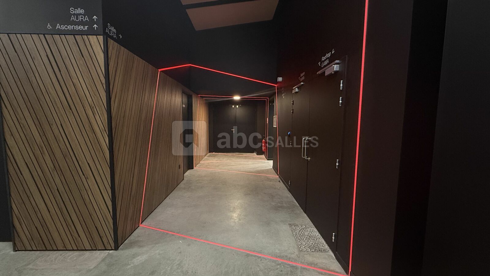 Couloir latéral accés salle AURA