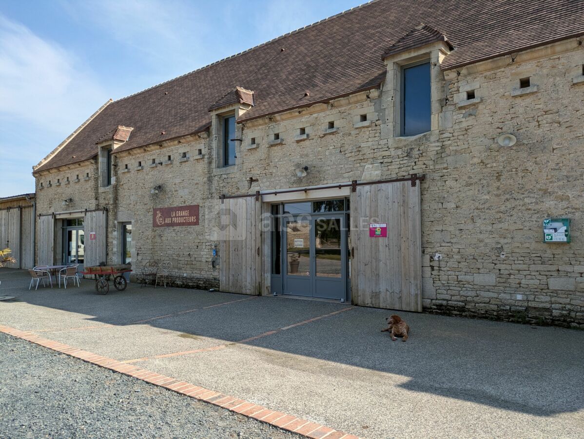 Extérieur nord salle la grange (accès traiteur)