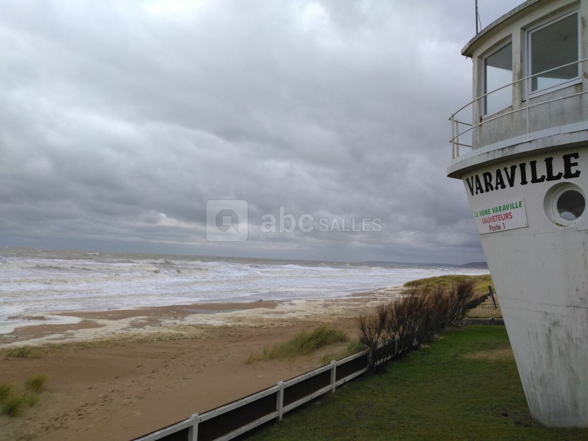 Poste de secours en forme de bateau