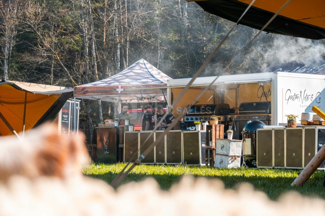Les tipis et barbecue dans la prairie