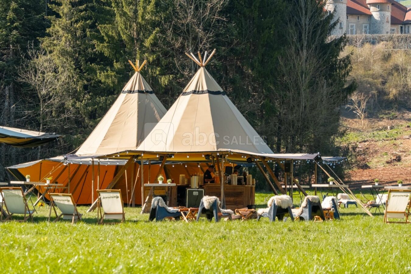 Les tipis dans la prairie