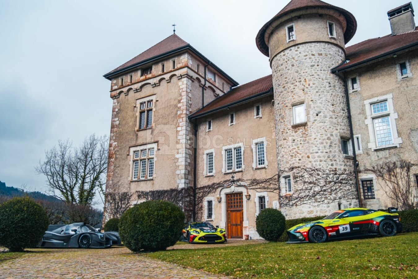 Façade du chateau - Aston Martin