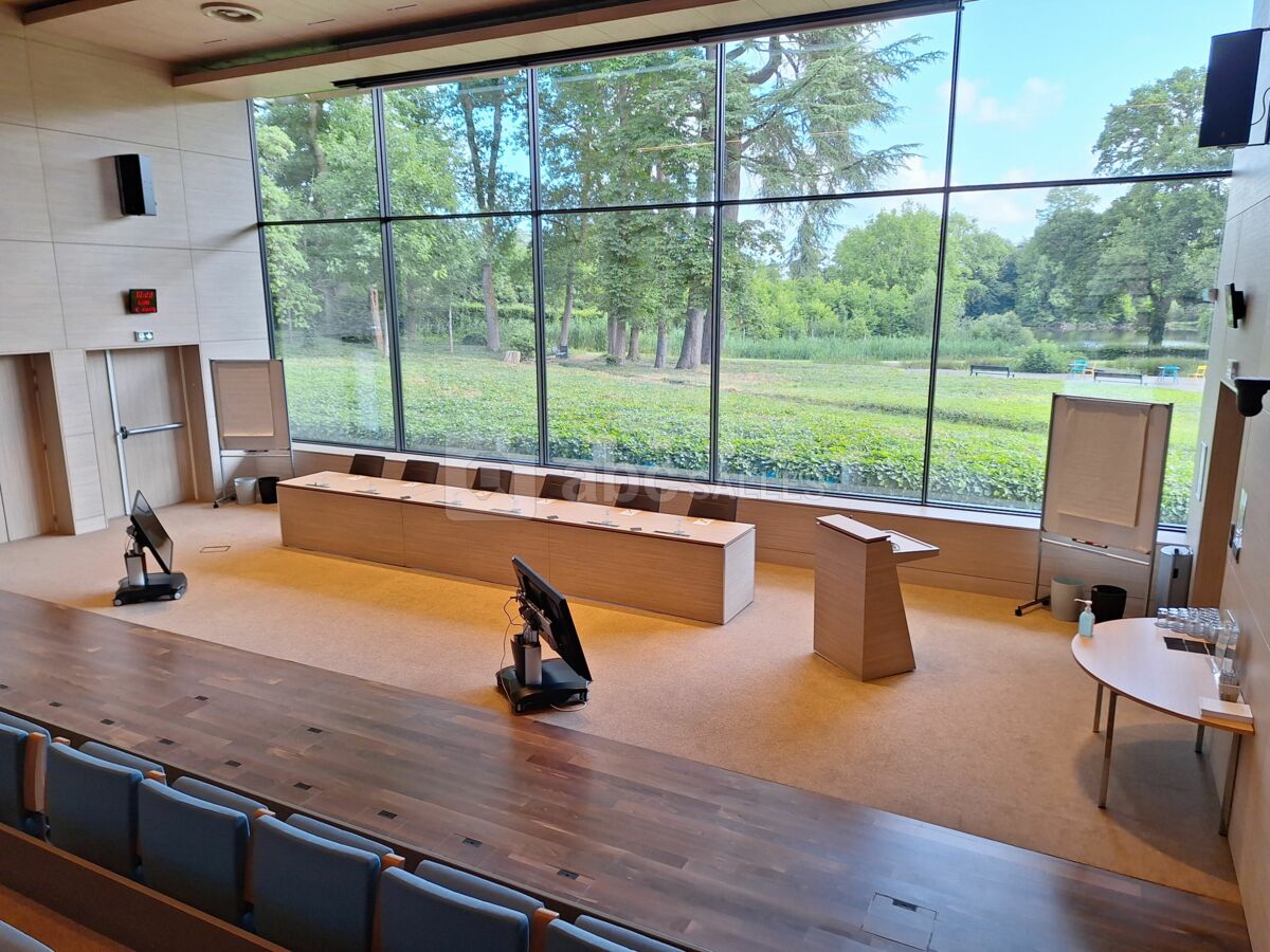 Scène de l'amphi avec vue sur le parc de Maubreuil Séminaires à Nantes Carquefou 44
