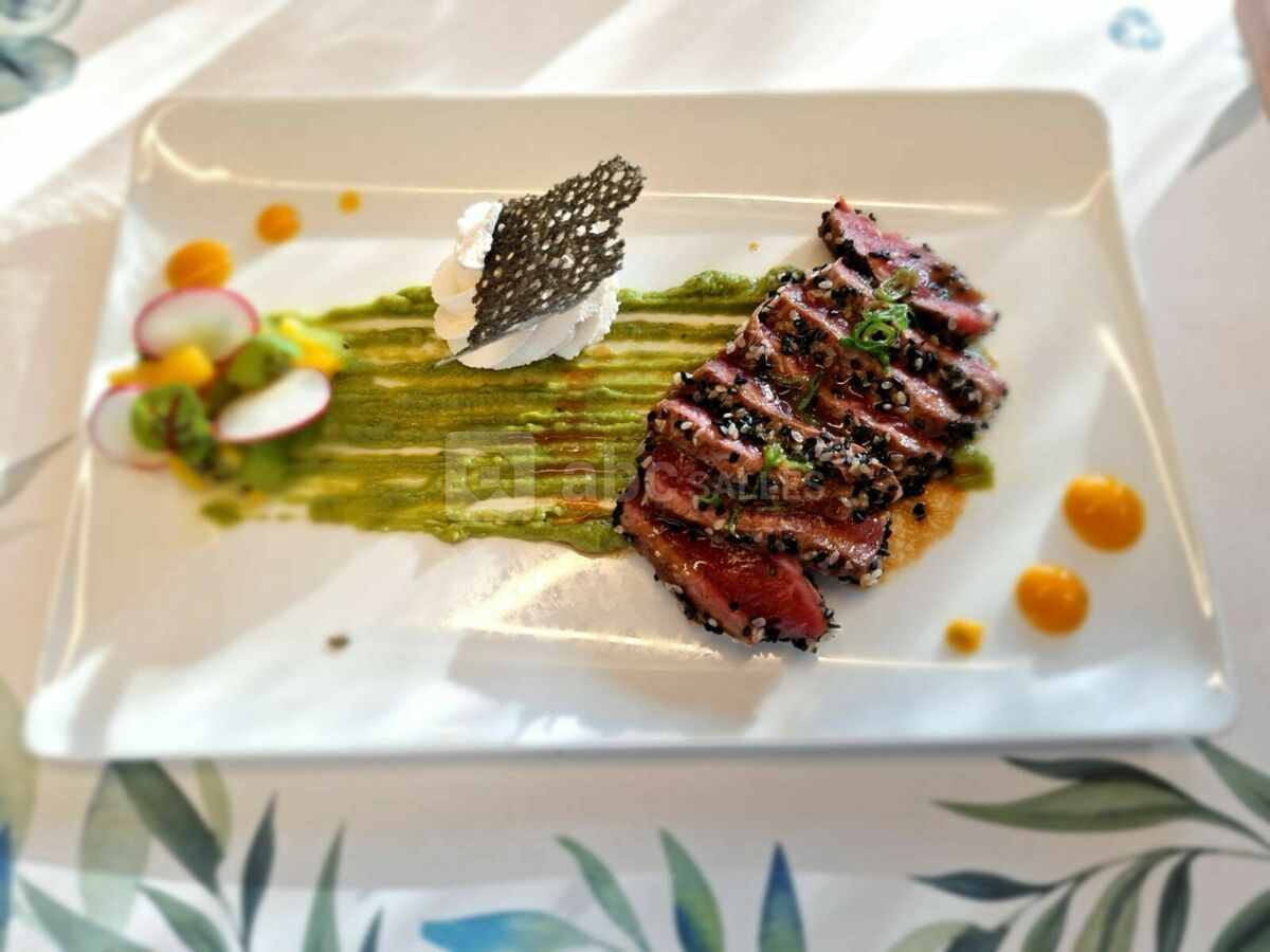Tataki de bœuf Angus, huile de sésame grillée, saveur exotique chez Maubreuil Séminaires