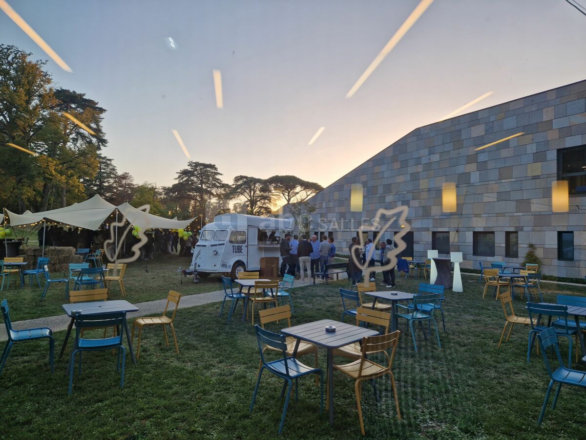 Cocktail en terrasse chez Maubreuil Séminaires à Nantes Carquefou 44