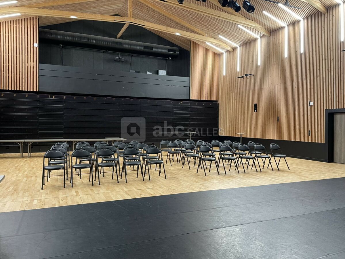 La salle avec le gradin rétracté