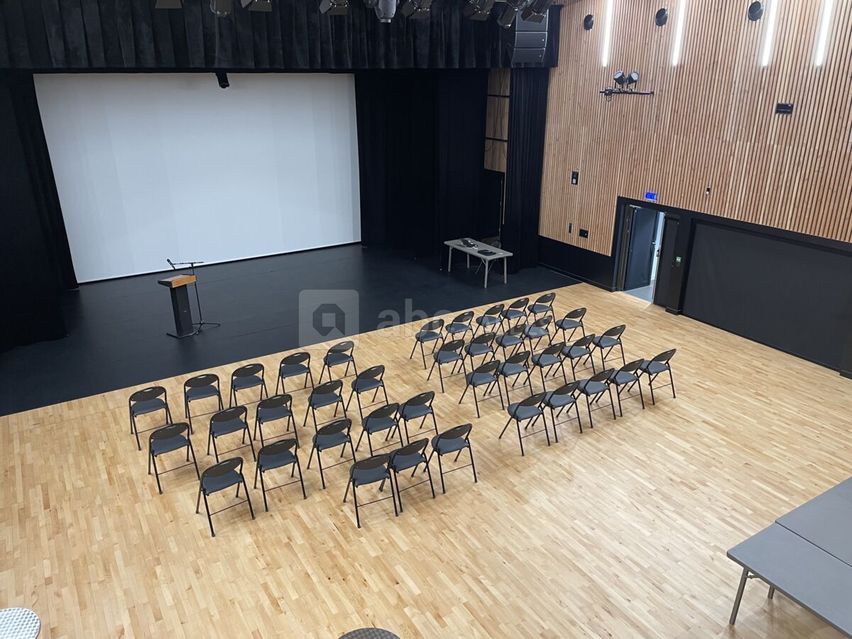 La salle avec le gradin rétracté