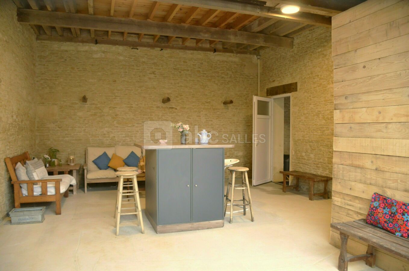 Espace détente attenante à la salle de réception + sanitaire normes PMR