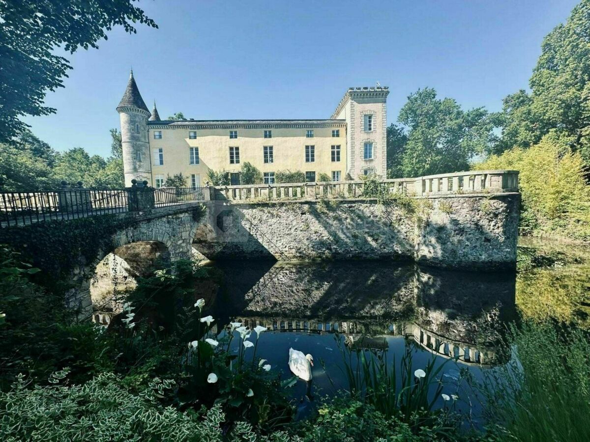 Facade château